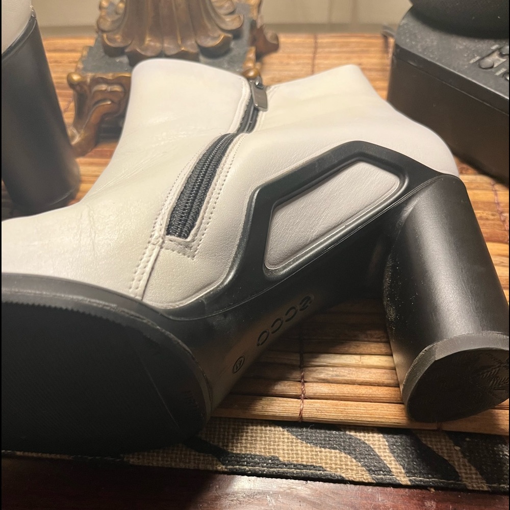 ECCO Shape Sculpted Motion 75 White Boots